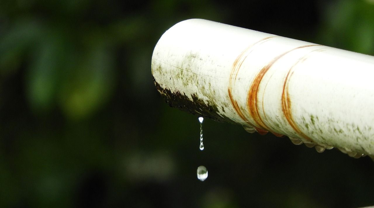 La recherche de fuite doit être menée par un professionnel spécialisé, équipé des outils adéquats tels que des caméras thermiques, des détecteurs acoustiques ou des traceurs de réseau. Ces méthodes permettent de localiser précisément l’origine du sinistre sans causer inutilement des dommages supplémentaires au bâtiment.